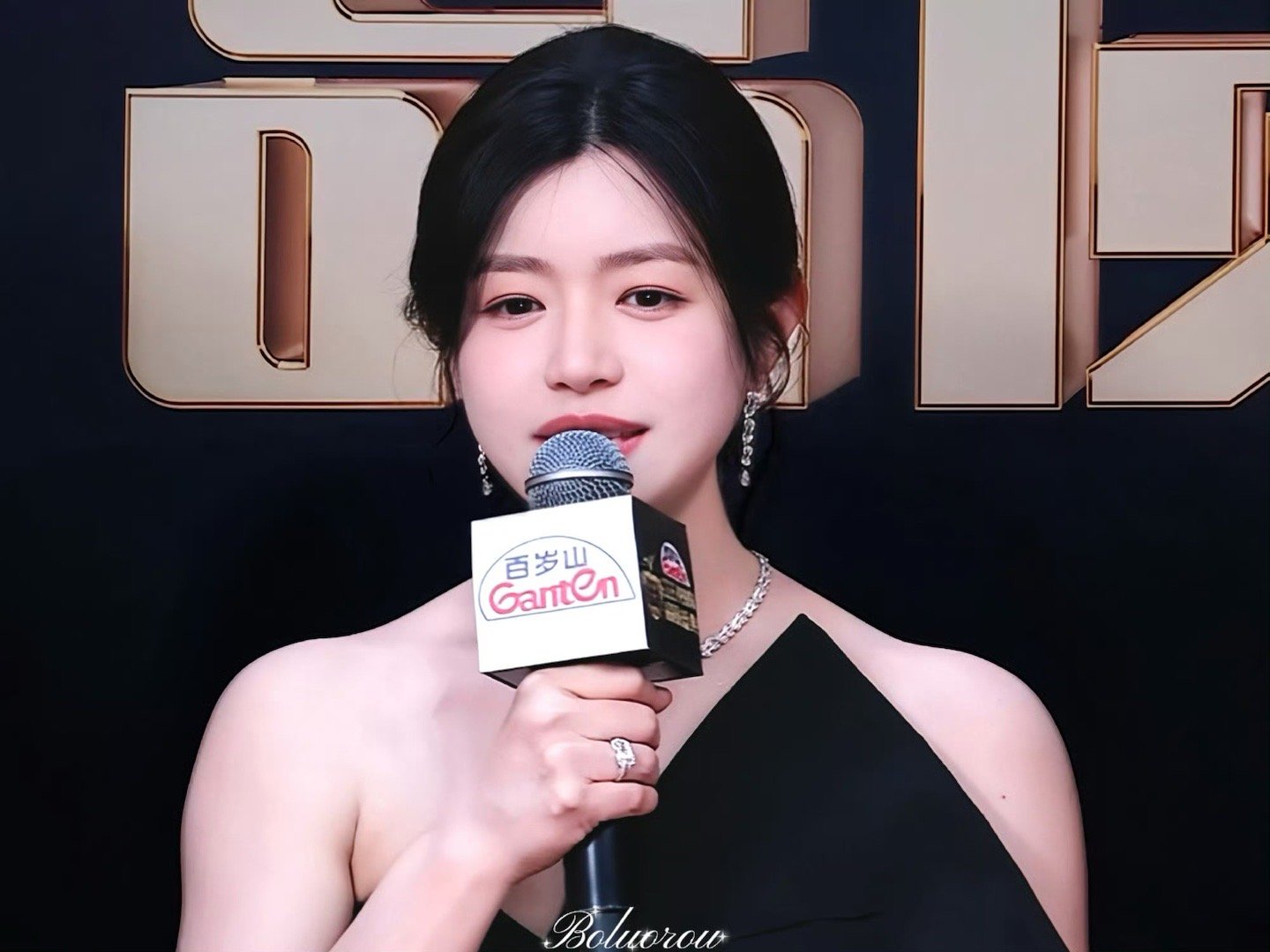 陈妍希踩到裙子了陈妍希踩到自己裙子好可爱的姐！陈妍希踩到裙子了，还是丝毫不慌继续