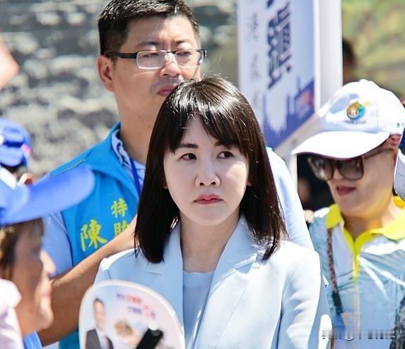 今天，在国民党彰化县长参选人魏平政竞选总部成立大会现场，除了台上热情洋溢的造势外