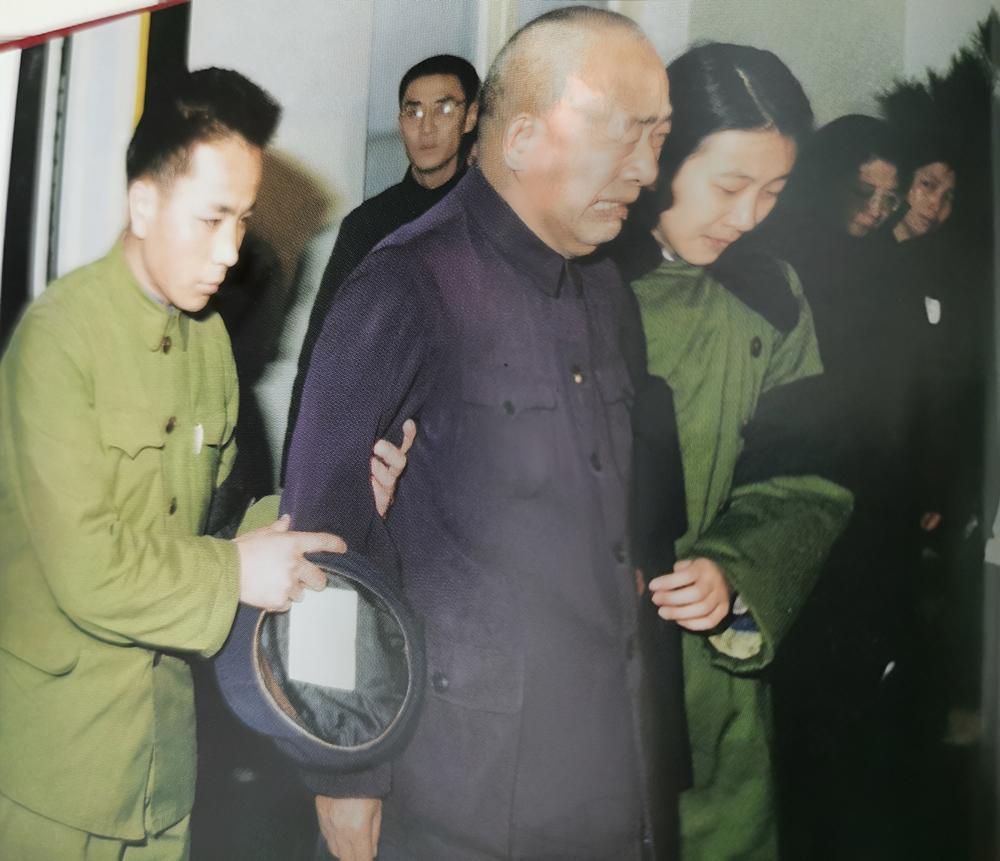 1975年11月，余秋里本来就患有心脏病，忙忙碌碌的工作，累倒了，他请求到外地休