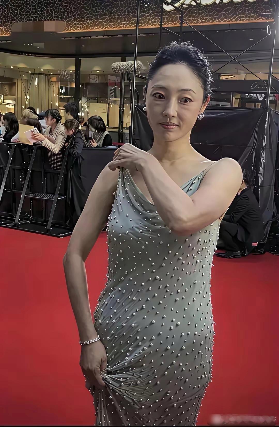 白百何也就40岁左右吧，怎么就老成这样了，看着就像五六十岁的大妈。这些年她经历了