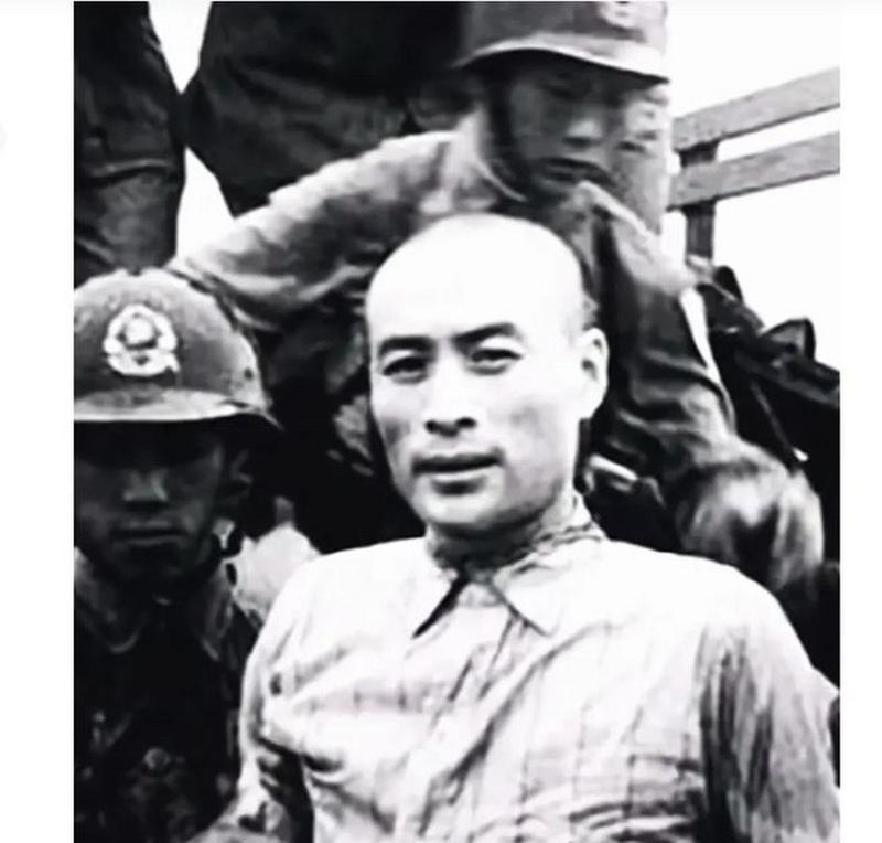 1950年6月，台湾媒体在报纸上报道了一张照片，照片中即将赴刑场的男人身着白衫和