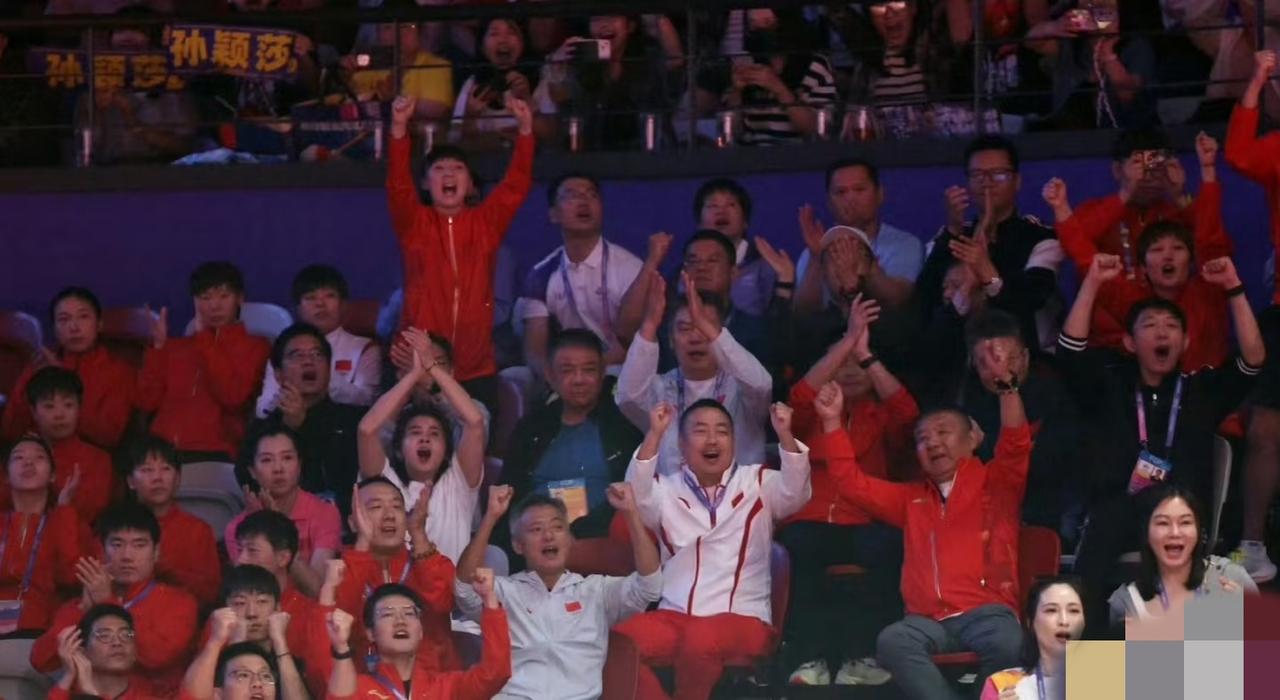 为莎莎真正喝彩的人是这样的。站起来双手向上的姑娘看着像雅可。其他人也都身体前