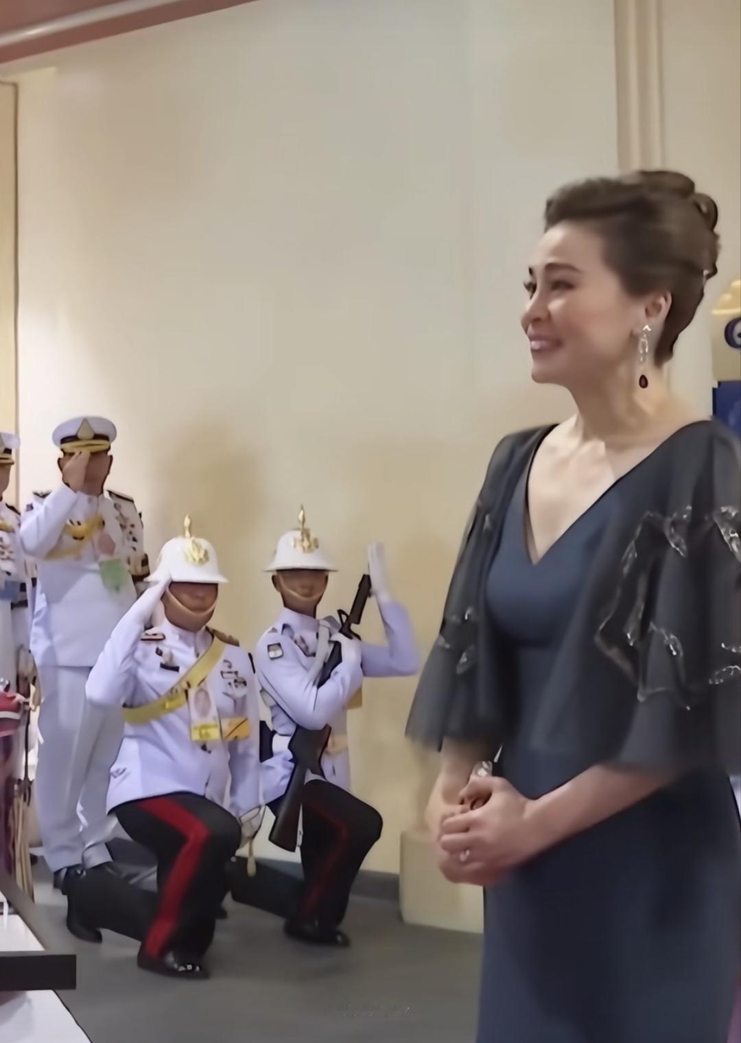 苏提达王后好美，穿深v领礼服尽显婀娜妩媚。苏提达王后着装一直是优雅，时尚，大