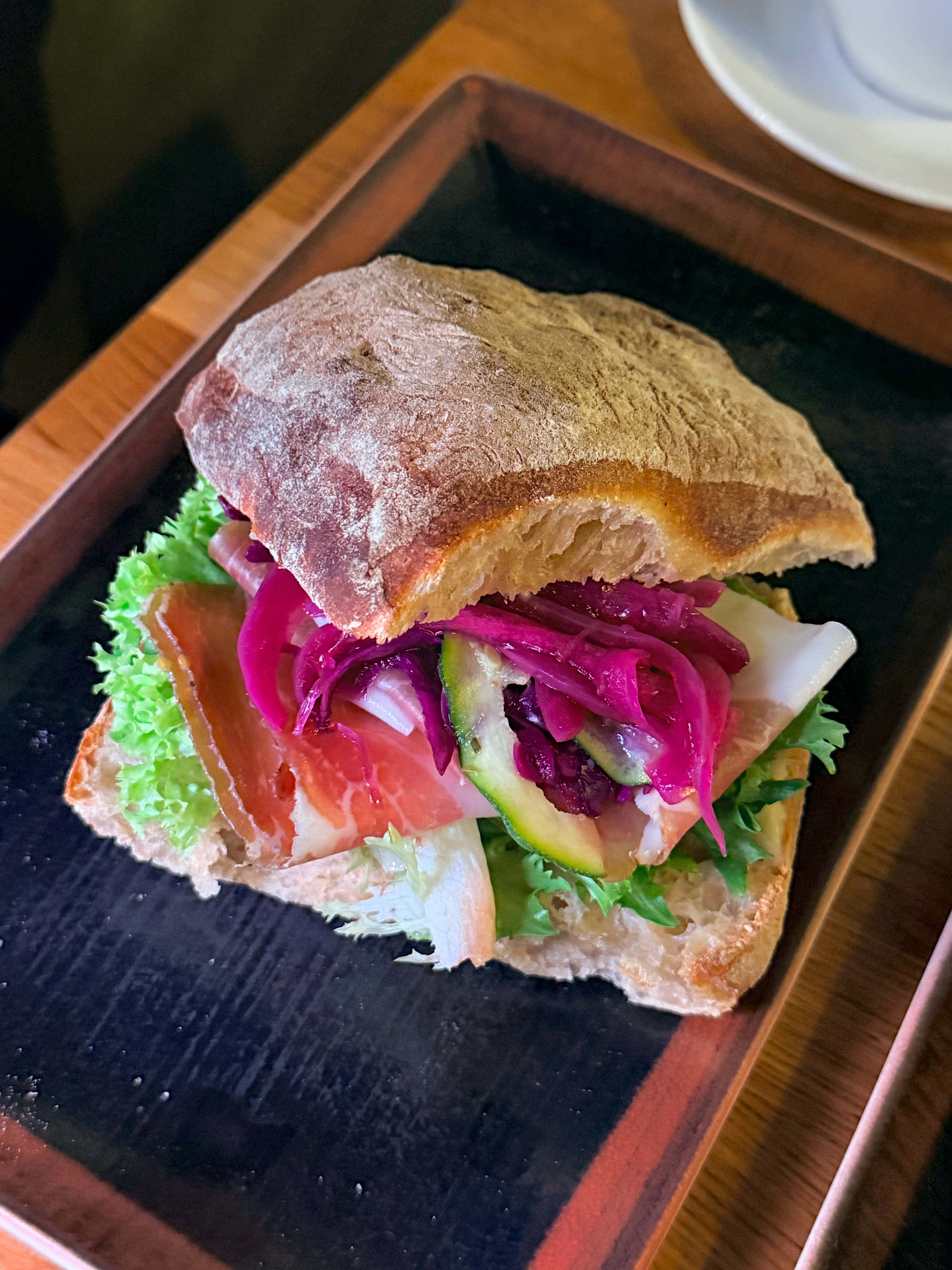 面包咖啡脑袋在特罗姆瑟终于幸福了！！这家极地咖啡馆好喜欢，小小的店座无虚席，工作