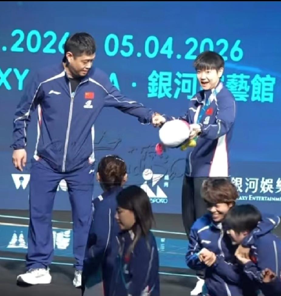 谁家的宝宝这么可爱！莎莎夺冠后和邱导互动萌化了澳门世界杯夺冠拍大合照，孙颖