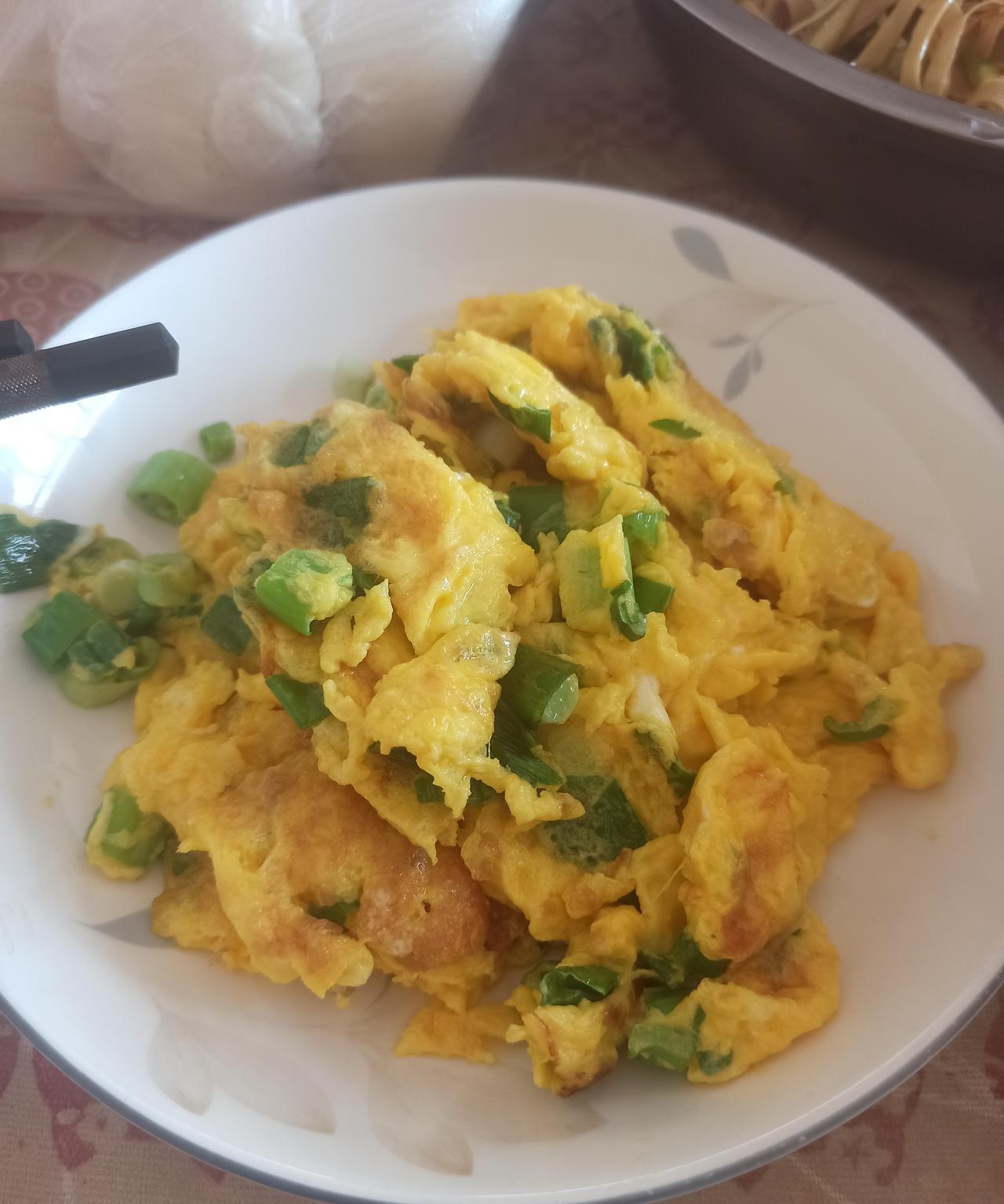 养了四个月的鸡，终于下蛋了。平时喂一些鸡饲料，再加上一点剩菜剩饭。这些小鸡真是