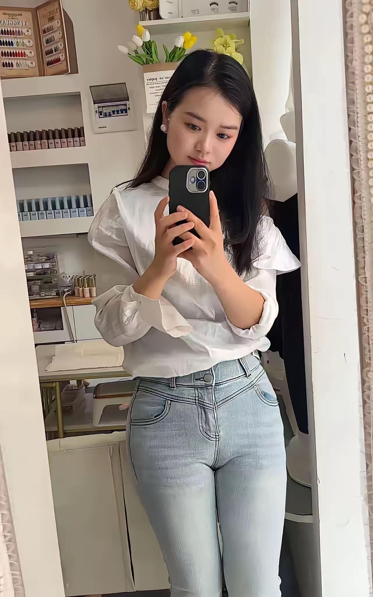 随手拍在镜像的城池白衫是流动的云牛仔裤缝补着时光的褶皱她用指尖打捞零