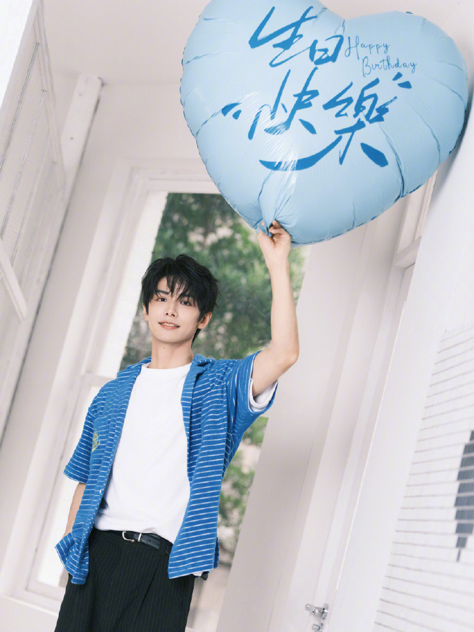 于正发九宫格祝赵弈钦生日快乐于正发了赵弈钦生日九宫格于正给赵弈钦发的生日九宫格，