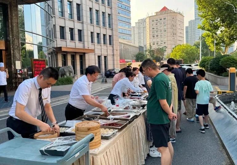 #五星级酒店摆摊是否影响城市形象#当然不影响所谓的城市形象。但是影响所谓的劳