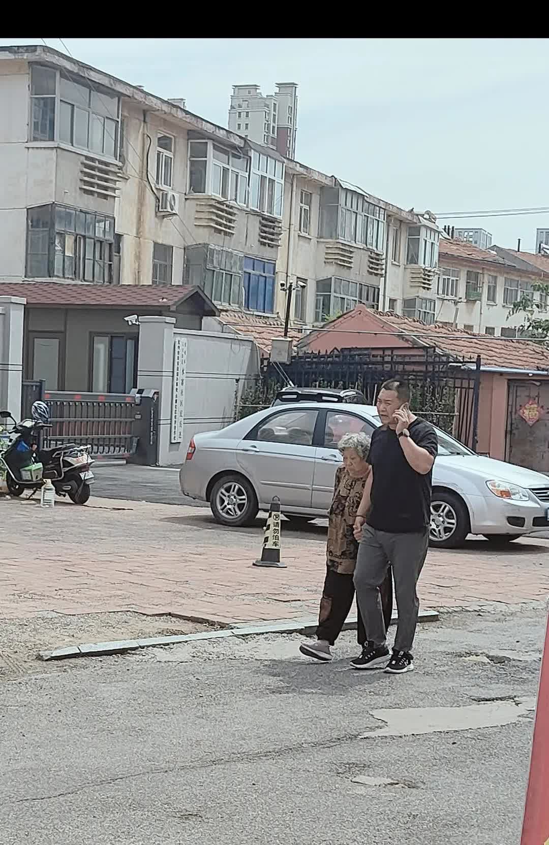 今天在街上看到了温暖感人的一幕，一个50多岁的男子牵着一个老太太的手，在街上遛弯