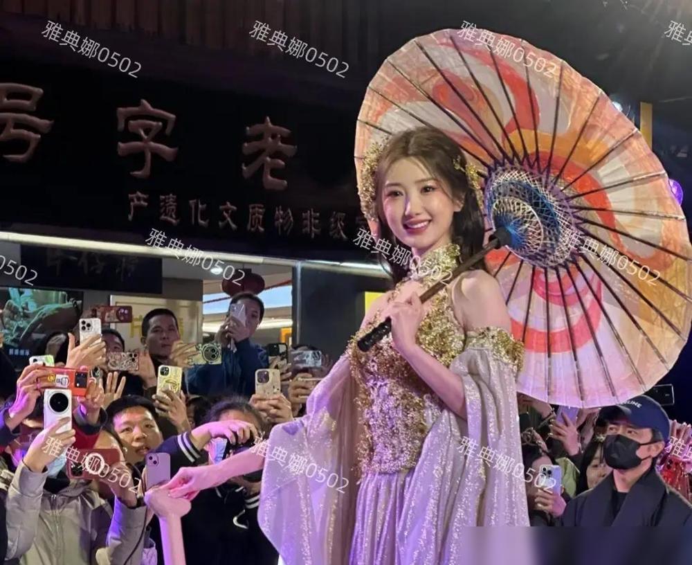 三十八岁的女人扎进几百个举着手机的网红堆里，硬生生把十级美颜秒成一堆废料。你敢信