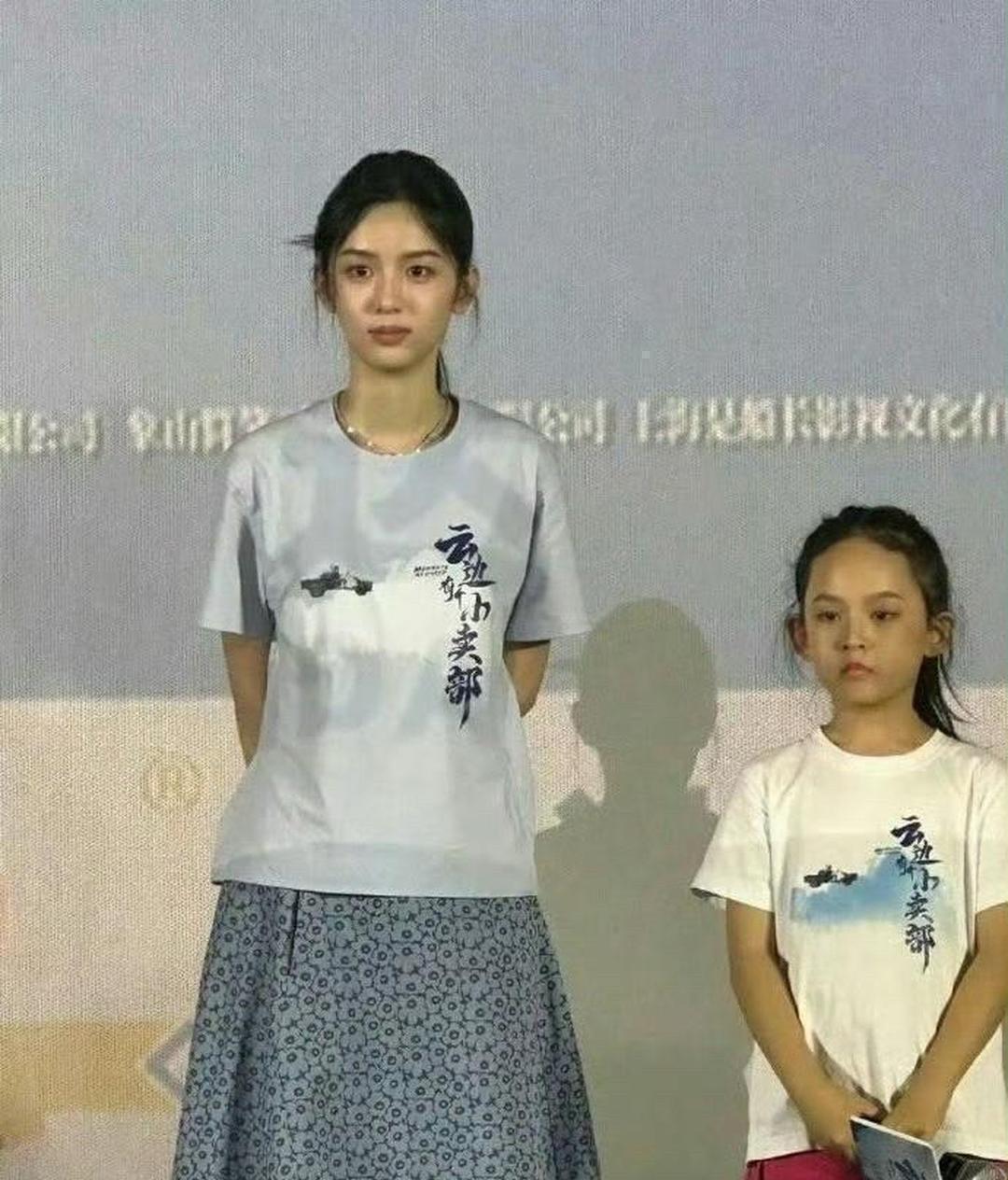 怪不得女明星都这么上镜。你看周也这头，比小孩的头还小一圈。头小、骨架小，人又瘦，