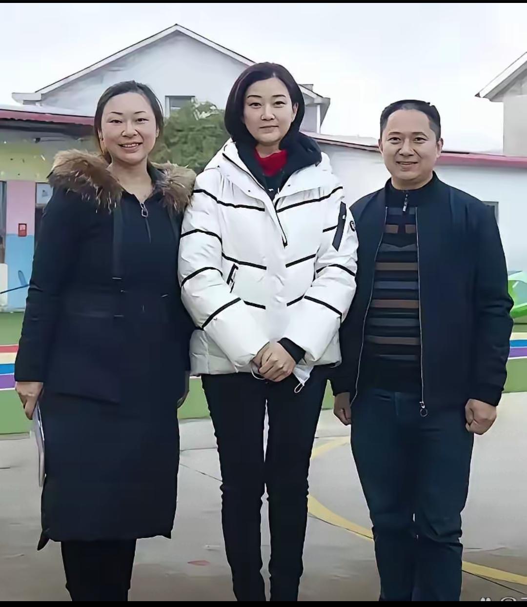 大家能否看出中间穿白衣服女孩是谁吗？
