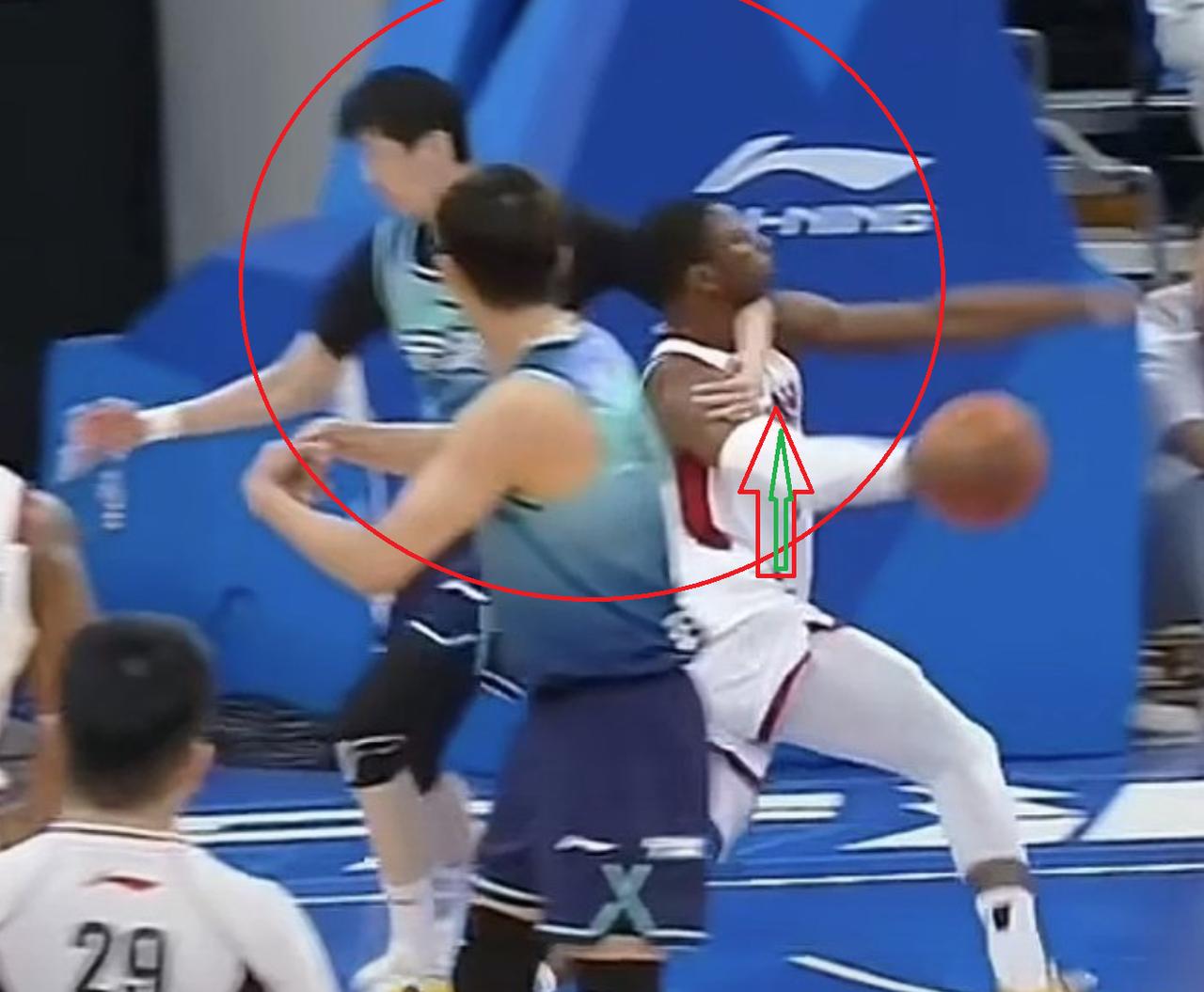过分了！山西队外援遇到了锁喉动作，裁判：违体犯规CBA常规赛第十四轮，山西队做