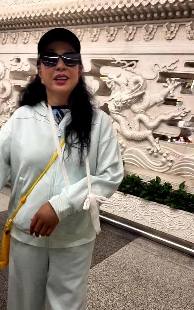 人呐！不服老真不行！七十四岁的刘晓庆，摔了！在《一路繁花》的拍摄现场，刘晓庆当