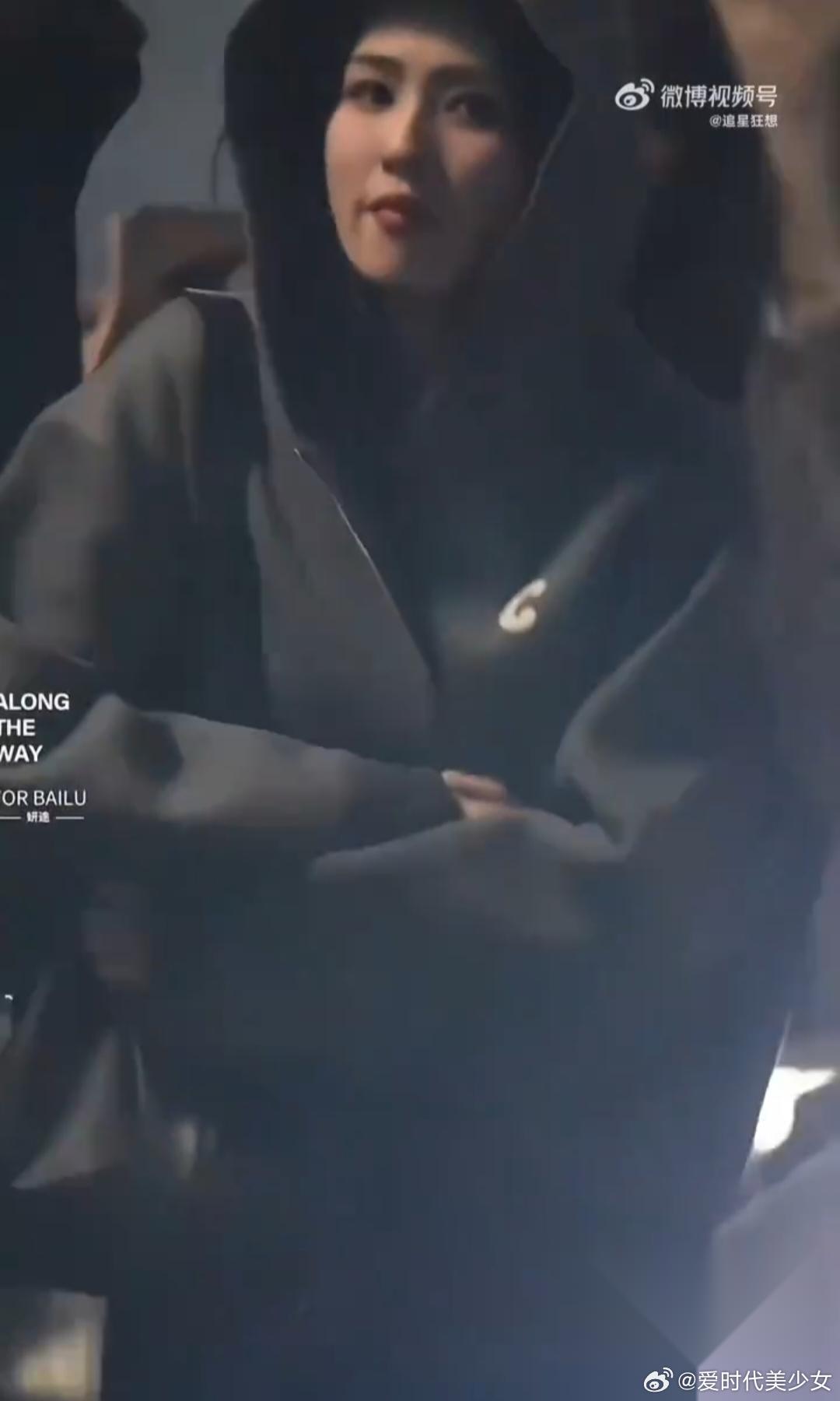 突然懂了白鹿为什么资源会这么好，这么看她是真会来事啊。白鹿晚上和制片人全浩进聚