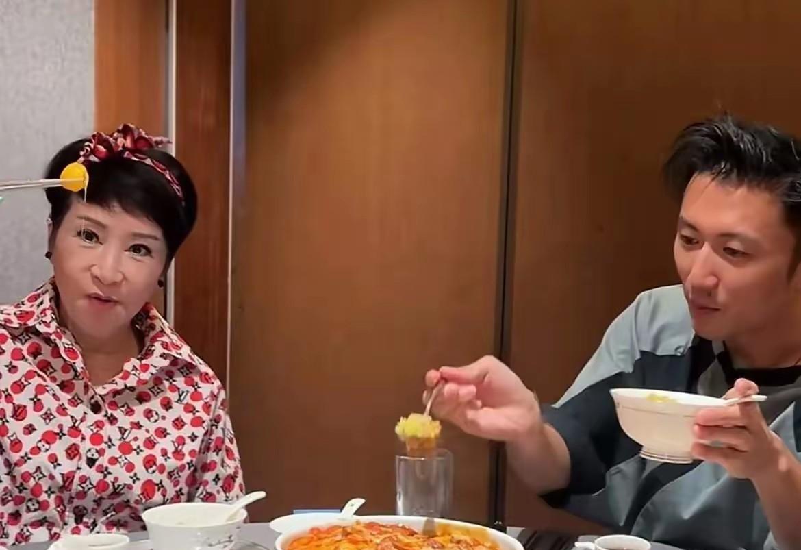 谢霆锋带着父母一起吃饭，真是娱乐圈最孝顺的儿子，谢霆锋的爸爸妈妈早已经离婚，但是