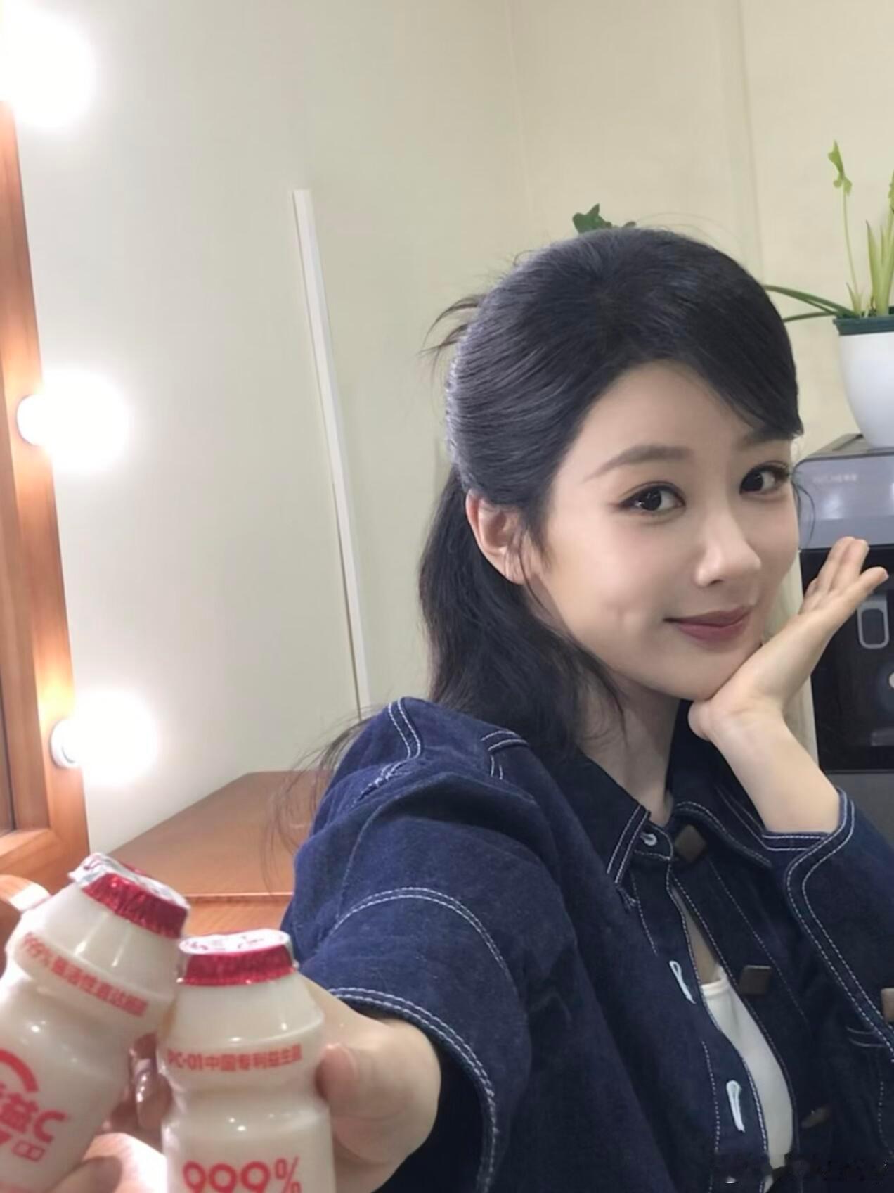 杨紫今日造型2套私服穿搭、满满松弛感杨紫今日时尚来啦！2套私服穿搭，松弛感拉满