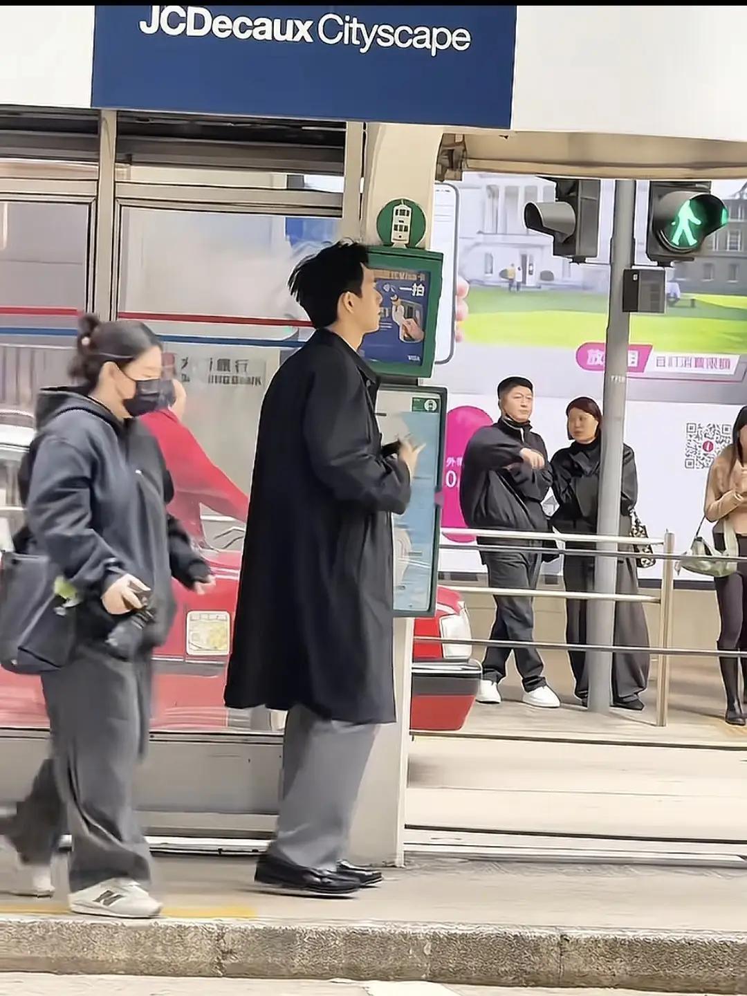 李现香港街头被偶遇，长款大衣配平底鞋，身形高挑纤瘦，气质随性又挺拔，举手投足都透