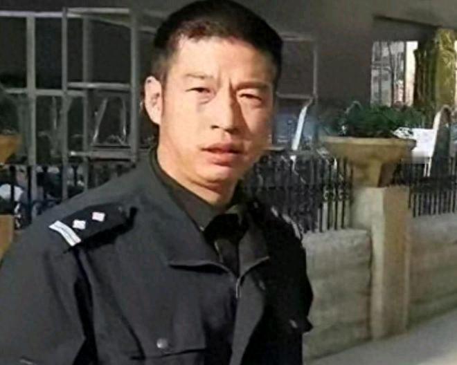 1998年，昆明，有个叫杜培武的警察，他老婆和同事被人杀了。他本来是个抓坏人的，