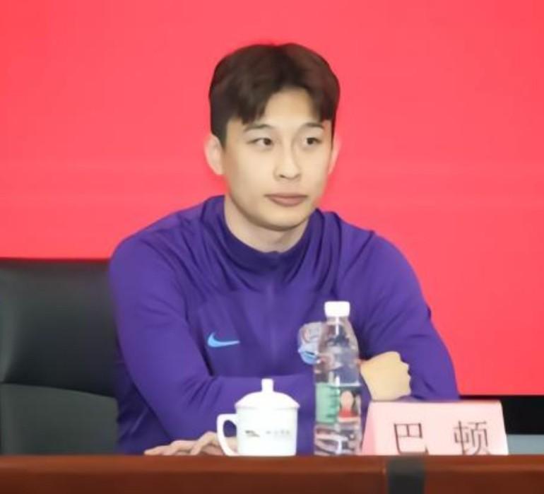 诈伤?☞天津津门虎球员巴顿在国家队武汉驻地训练时，出现拉伤。随后，国家队教练