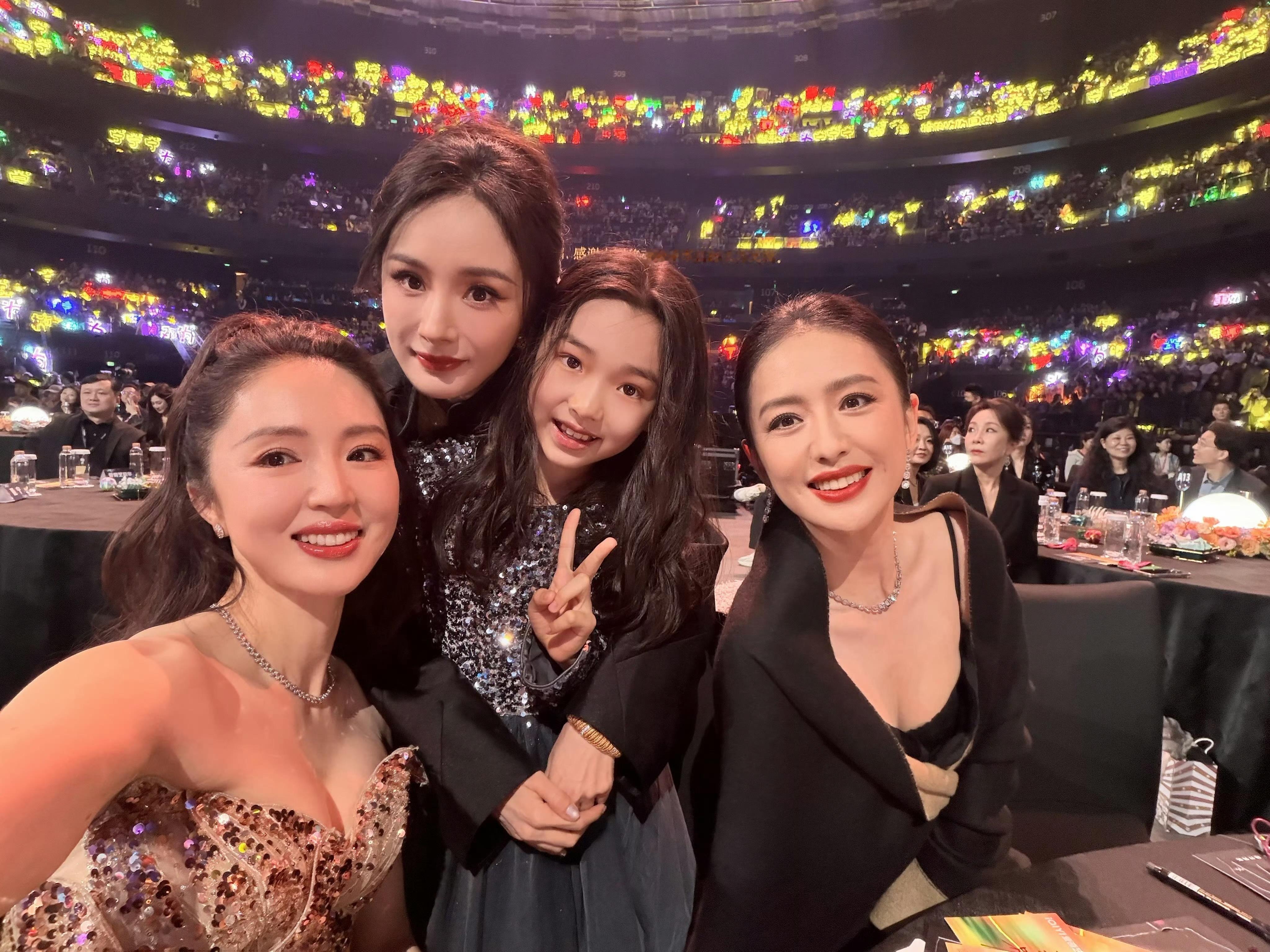 杨幂嫌弃董璇拍照杨幂董璇小酒窝佟丽娅合影等我小了，我也要和杨幂合影