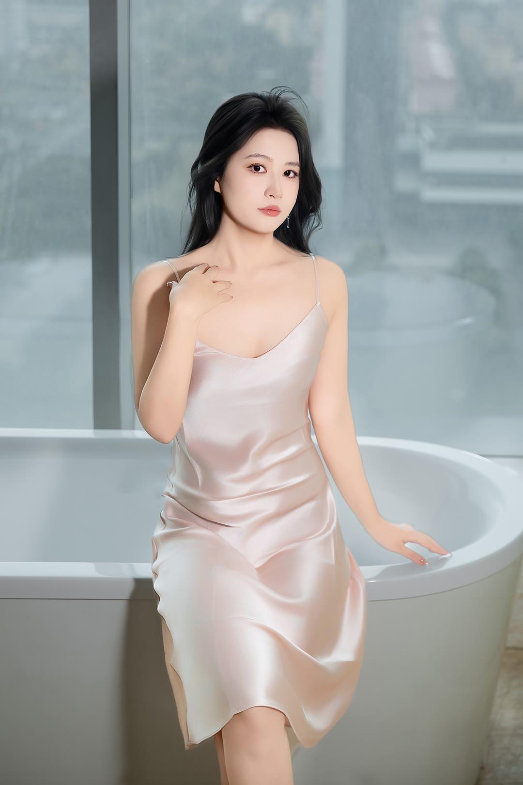 一袭纯色吊带睡裙勾勒曼妙身姿。