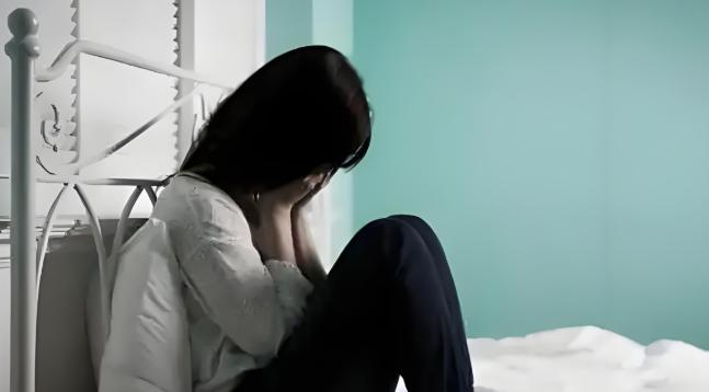 湖北咸宁，55岁男子生意不顺，迷信找处女转运，伙同酒吧老板娘将14岁少女连