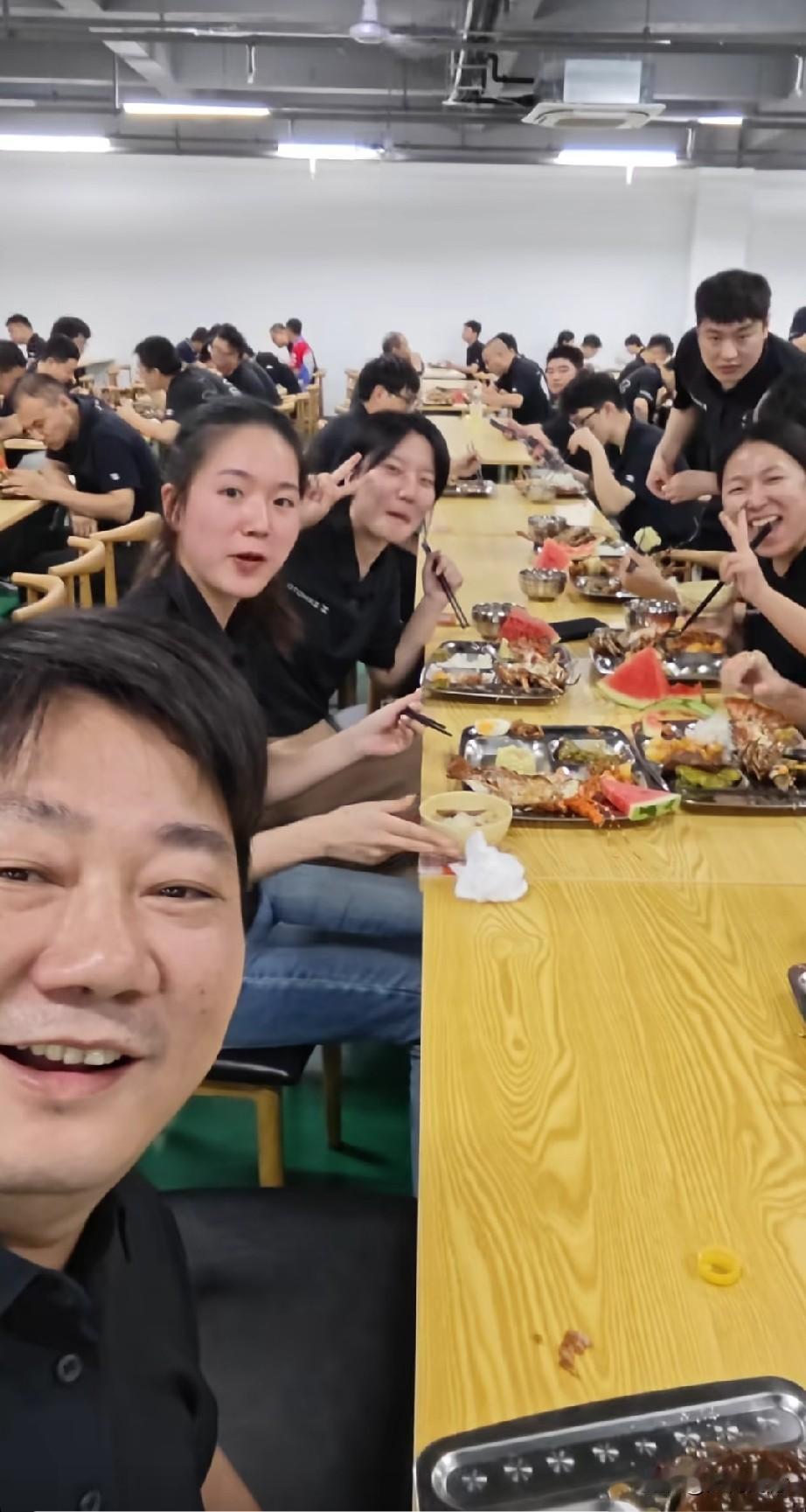 张雪机车食堂的饭菜质量真是不错，食材丰富，色香味俱全，看着就比较有食欲，在就餐的