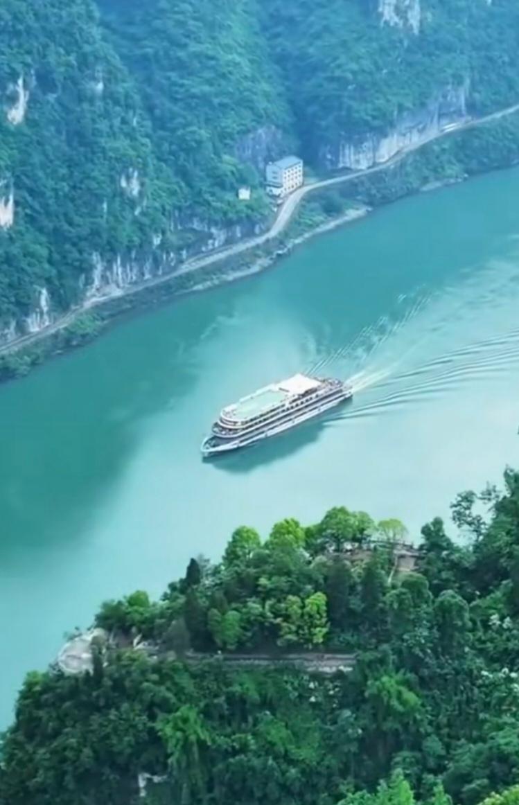 上联：船在水中走，求下联人在画里游