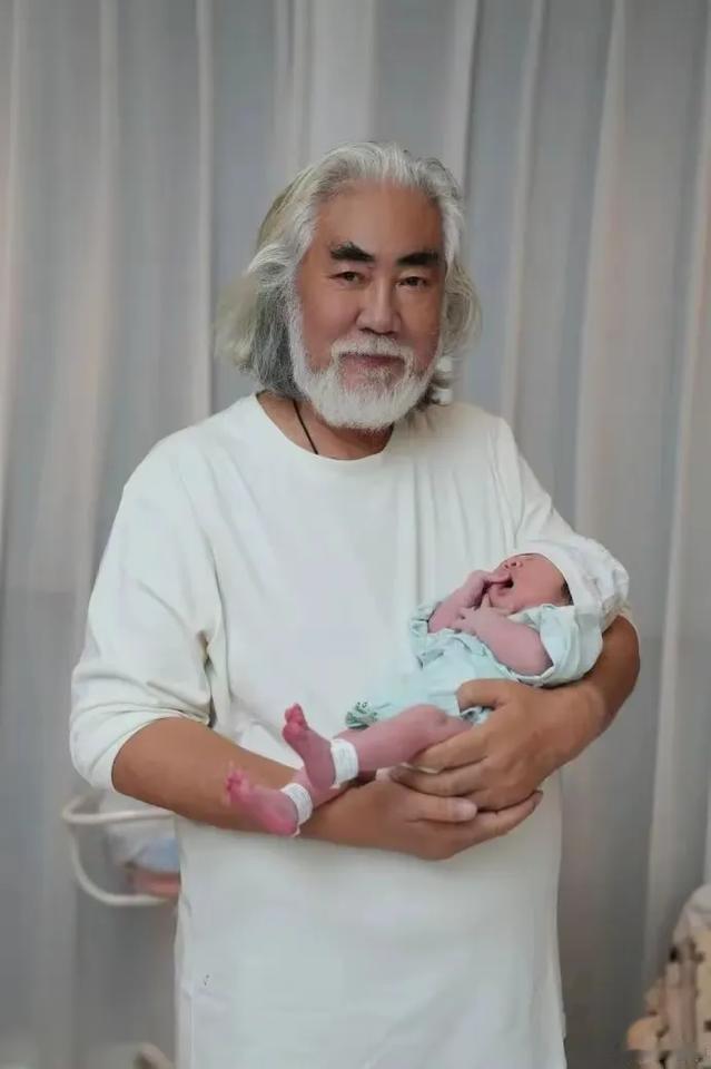 5月7日，据网友爆料称，她妈妈在杭州开车时被张纪中的车撞到了。这74岁的大导演，