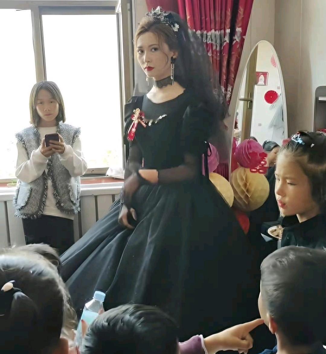 甘肃新娘执意穿黑婚纱结婚！新郎全程黑脸，网友：换我也接受不了甘肃一场婚