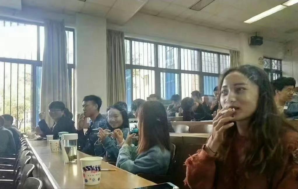 这是2015年，西南某农大，烟草专业上课。照片里女生不少。这专业不像外人想的