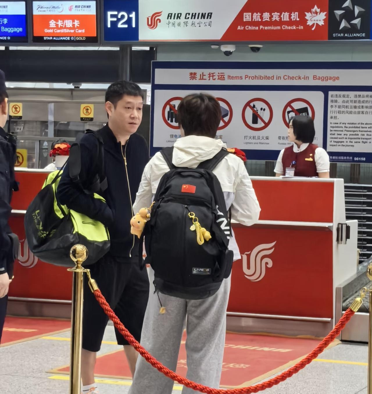 邱贻可出发去印度，只见他可真抗冻，北京天气大降温，这他却偏偏穿着喜爱的七分裤现身