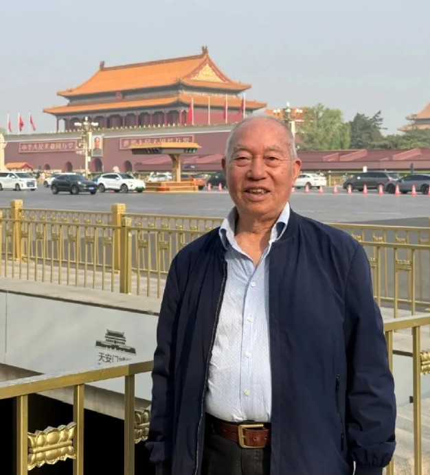 钱可以再赚但是我不会再在23岁带爷爷来北京爷爷年轻的时候去过很多的地方，可是