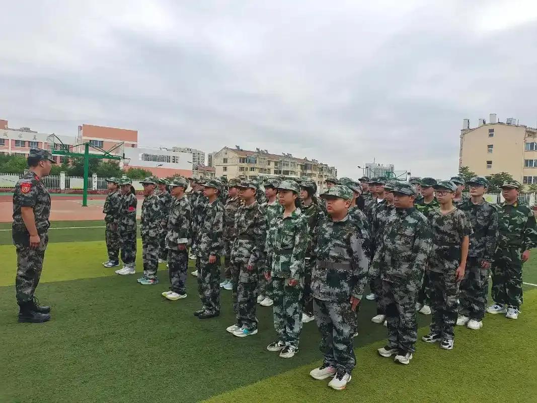 是不是全武汉市初一新生下周都要军训一周啊？今天送孩子报到没分班、分的是军训连队！