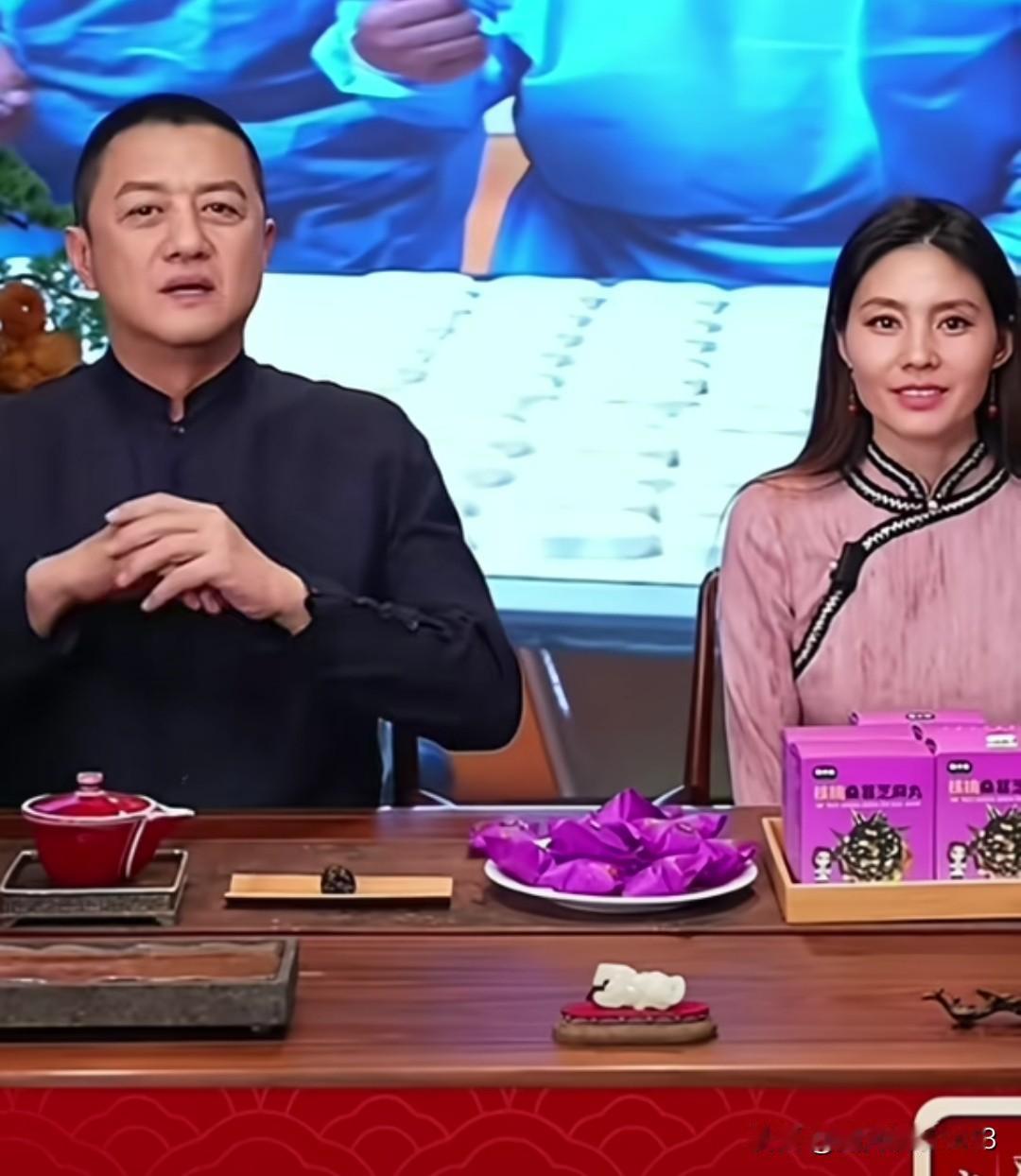 李亚鹏真的太实在了。现在流量暴增，直播间还是继续卖茶叶和茶具。直播人气堪比董宇辉