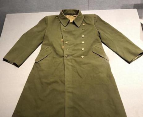 1939年，八路军营长缴获一件日军大衣，觉得材质不错，便送给杨成武，谁料，杨成武