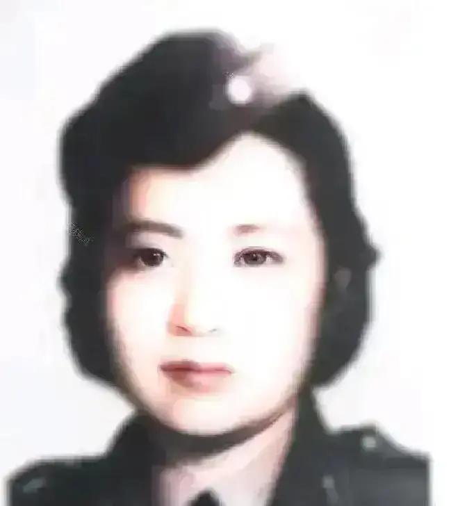 1951年，叶亚华在澳门街头要饭无果，无奈在牌子上写道："我是抗日名将王铭章的遗
