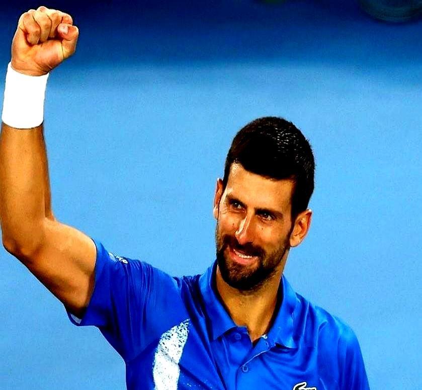 2025澳网，德约打到半决赛，先斩阿卡，再碰兹维列夫。抢七5-7输了第一盘，腿筋