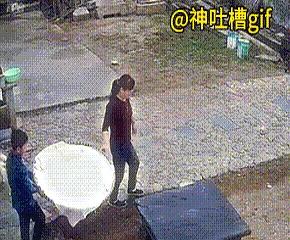 打碎一只两块钱的破碗，究竟能给一个成年人留下多大的童年阴影？回想咱们小时候，端
