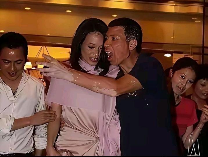 舒淇嫌弃的样子，旁边的老头到底是谁，手和胳膊太吓人了，会不会chuanran，这