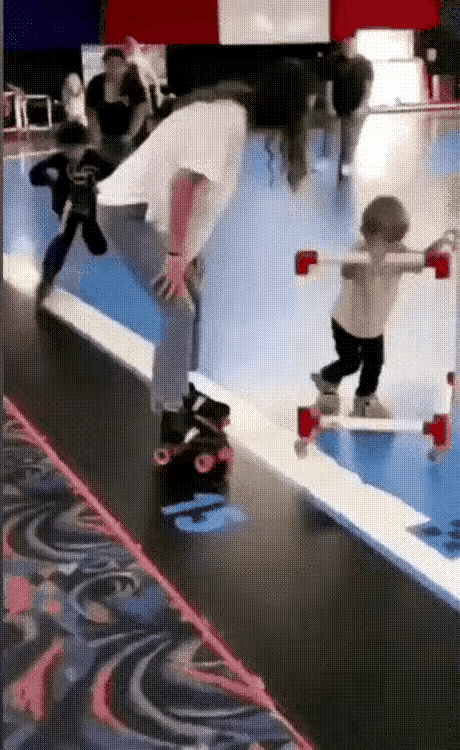 这个使坏的小孩，看起来像是一个惯犯了，看他动作的熟练程度，以及胆子之大，说明他在