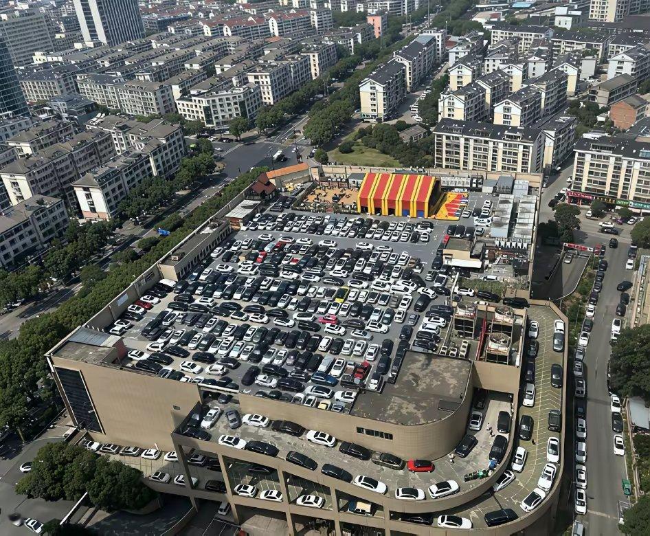 台风巴威还没到，楼顶车位已经停得满满当当。其实停在室外和地下车库，都算不上绝对安