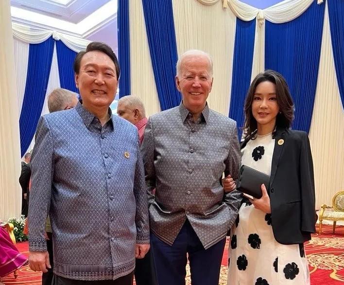 拜登身边的3个倒霉蛋，2个吃牢饭，1个即将下岗。金建希和尹锡悦如今在吃牢饭。当