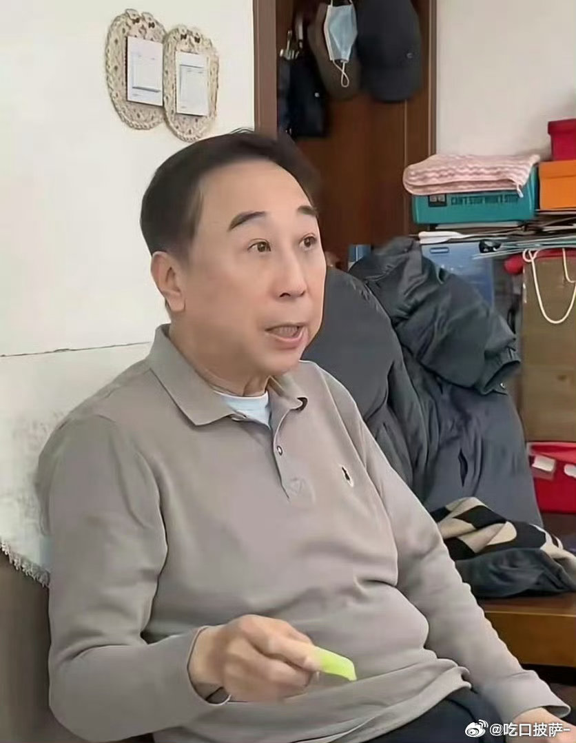 68岁冯巩房子内景曝光！屋内空间狭小，纸箱堆一地，网友：太朴素