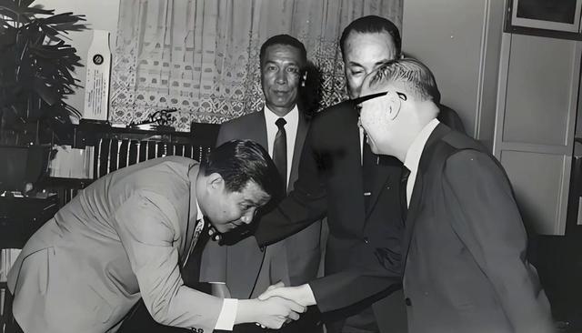 1969年，香港著名的五亿探长吕乐，来到台湾，拜见严家淦。吕乐在香港社团里面，是