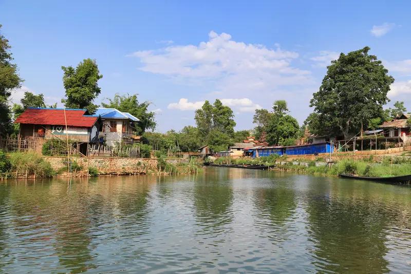 伫立在中国犀鸟谷·石梯的山脊近在咫尺山的那头便是缅甸山谷中坐落着缅甸村落