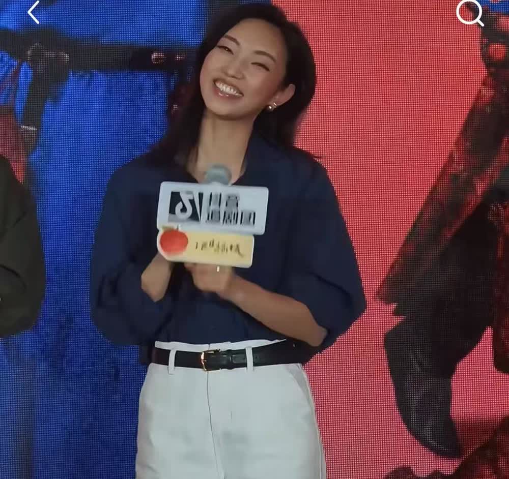 演员的心理素质果然不一般那尔那茜现身《长安的荔枝》见面会，台下一名女观众