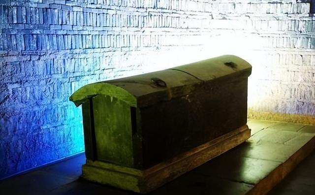 1945年，王绍义终于用炸药炸开了康熙帝景陵的地宫，当尘埃散去，六口棺椁如同沉睡